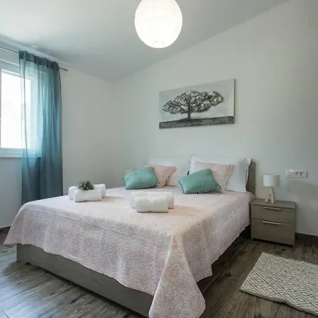 Jomi Tatil Evi Kaštel Novi